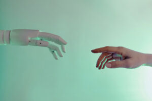 Un robot y un humano a punto de tocarse las manos
